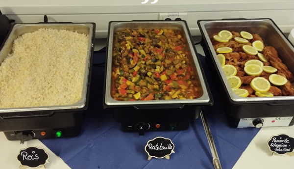 Warmes Buffet mit Reis und Ratatouille